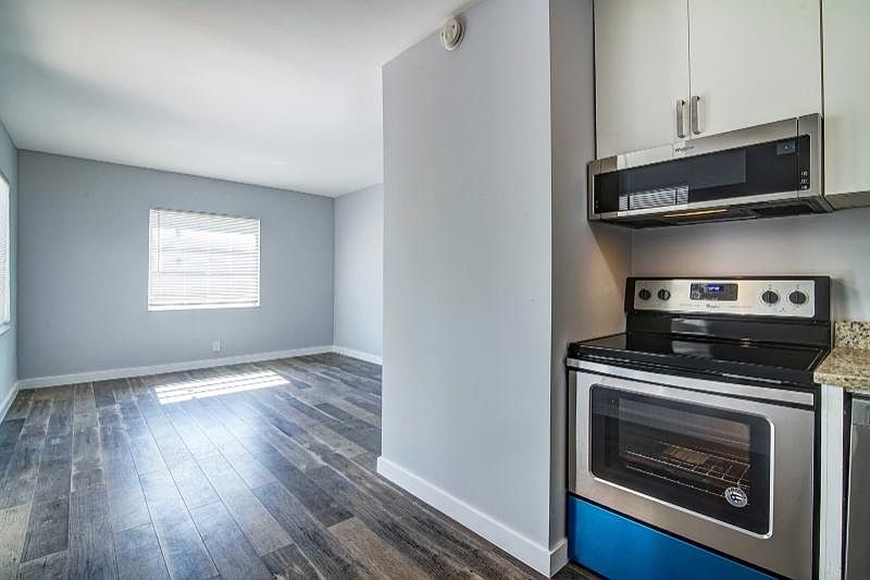 1st image of 600 NE 46th Ct APT 2