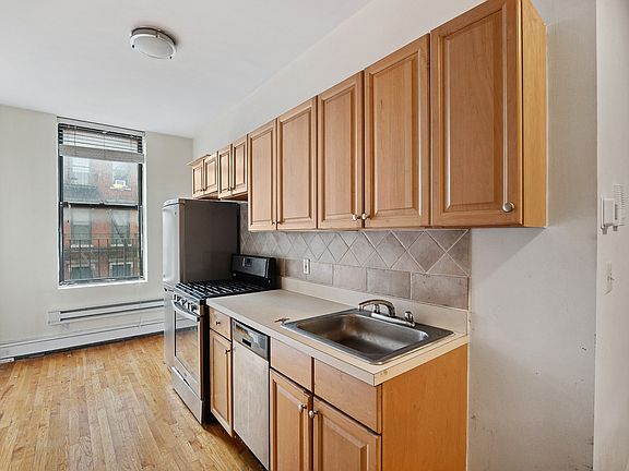 4th image of 4 Bleeker St Unit 3