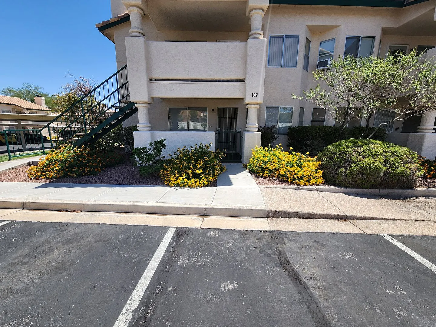 Affordable Condo, Perfect Living Space, Excellent Location — Photo 3