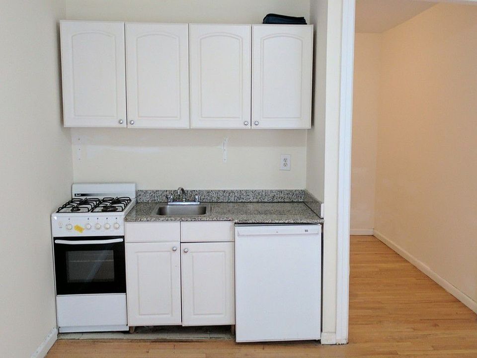 2nd image of 1022 3rd Ave APT 9