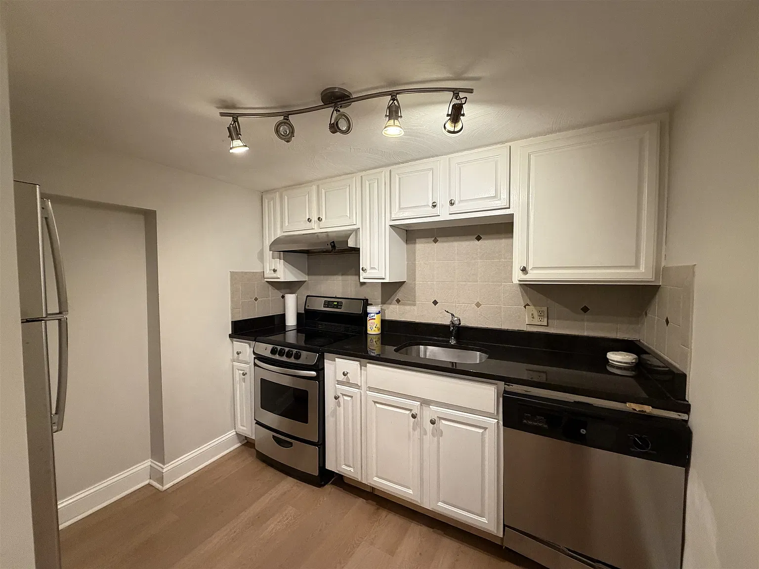 1 bed, 500 sqft, $2,200 — Photo 3