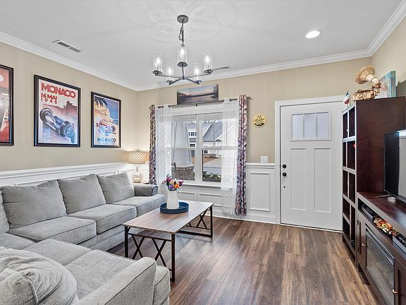 4th image of 5145 Meadowbend Dr NE