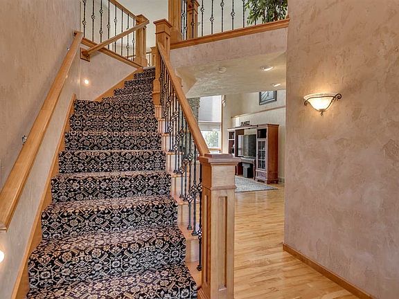 Open Entry way with tall ceilings