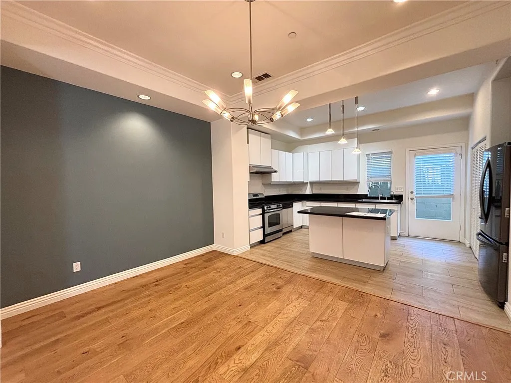 3 bed, 2.5 bath, 1600 sqft, $4,300 — Photo 4