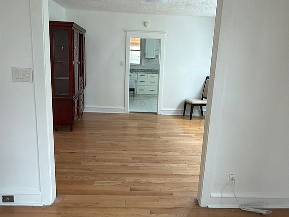 3rd image of 39 Elm Ave