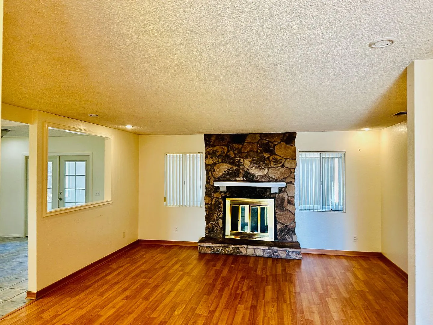 Charming 3 Bedroom, 2 Bath Home with Sunroom Hesperia — Photo 4