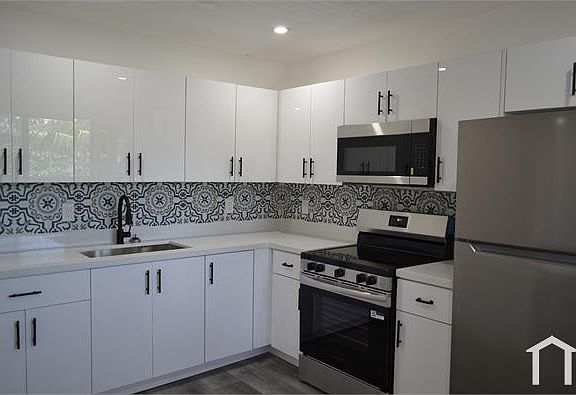 5th image of 940 NW 8th Ave