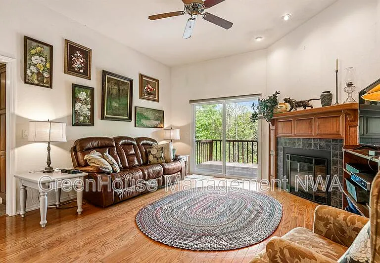 28 Latshaw Dr — Photo 5