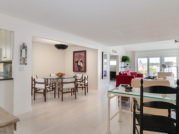 3rd image of 977 Lake St #11