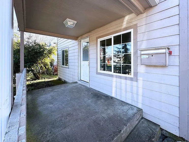 950 Clark St — Photo 6
