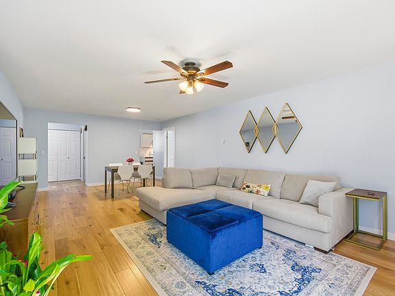 3rd image of 836 Roche Point Dr
