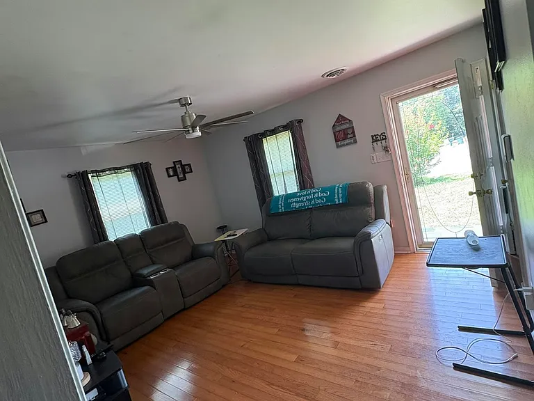 4713 Craddock Ave — Photo 5