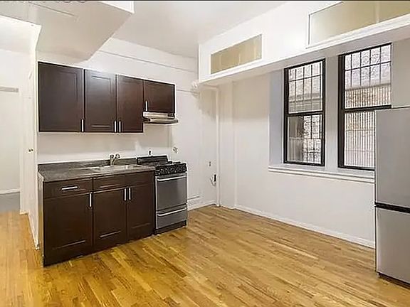 2nd image of 164 Waverly Pl APT B2