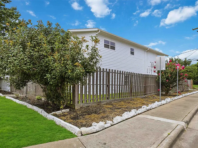 5302 Saxon Dr #1/2 — Photo 2