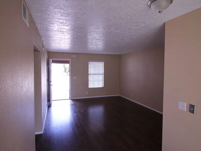 1004 Mockingbird Ln — Photo 3