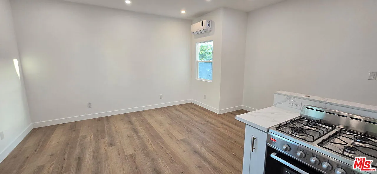 1047 Irolo St — Photo 2