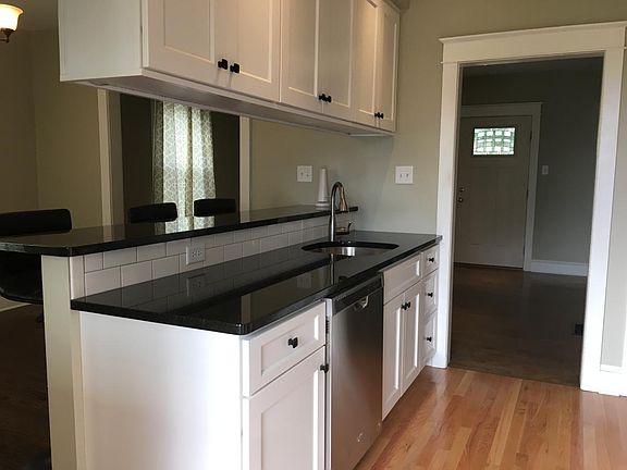 Kitchen - granite counters