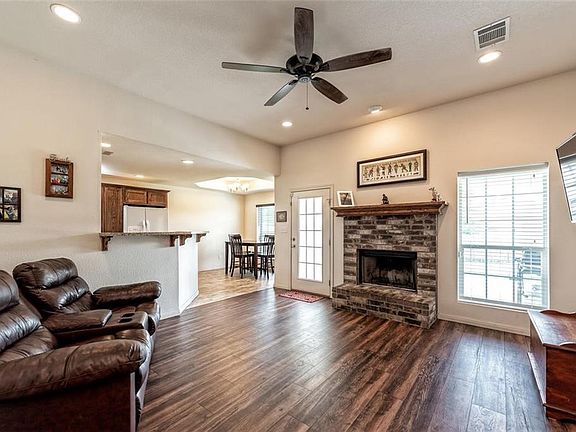 5th image of 216 Broken Arrow Dr