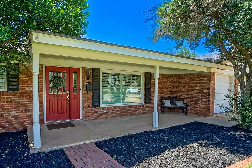 3 bed, 2.0 bath, 1848 sqft, $3,000 — Photo 1