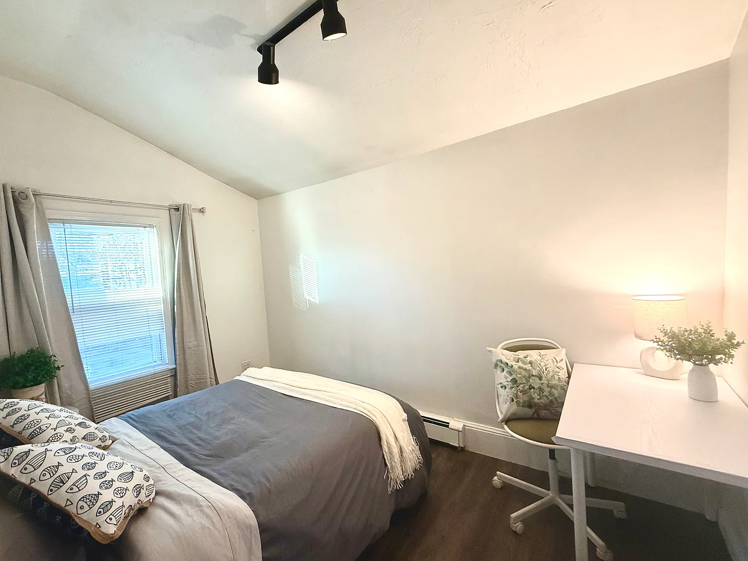 2 bed, 900 sqft, $2,700 — Photo 3