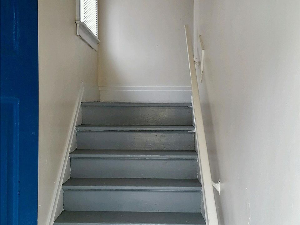 2nd Floor Entry Stairway