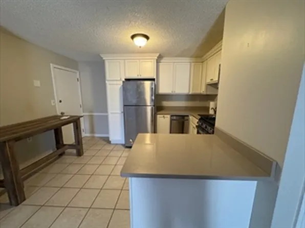 82 Boylston Ln APT 18, Lowell, MA 01852