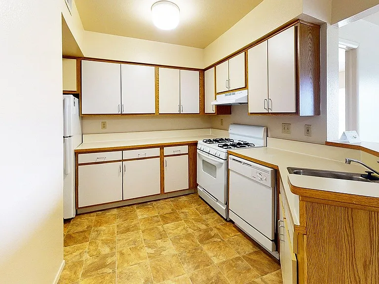 Emerald Park Apartments — Photo 15