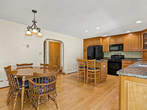 5th image of 131 Maple Street
