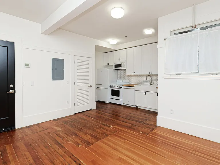 1605 Clay St — Photo 7