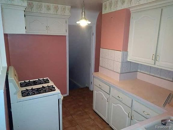 4th image of 8751 Pembroke Ave