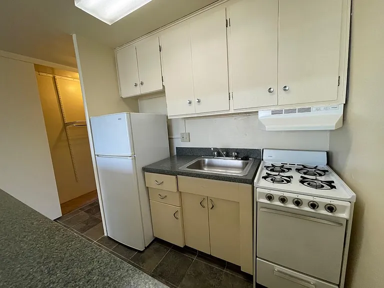 Executive House — Photo 16