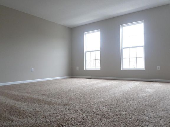 4th image of 290 Silver Maple Dr