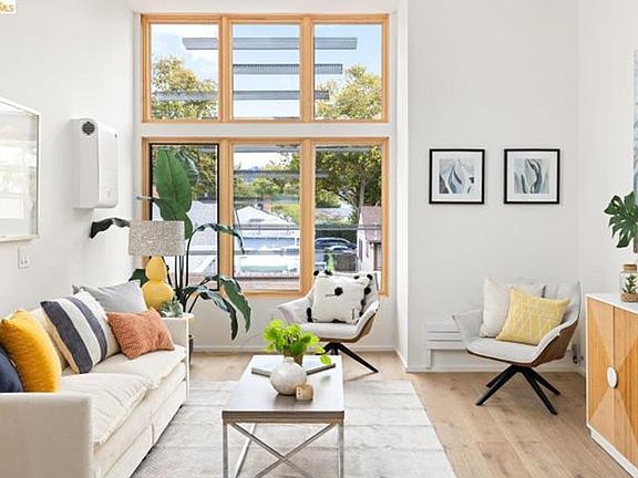5th image of 809 Jones St