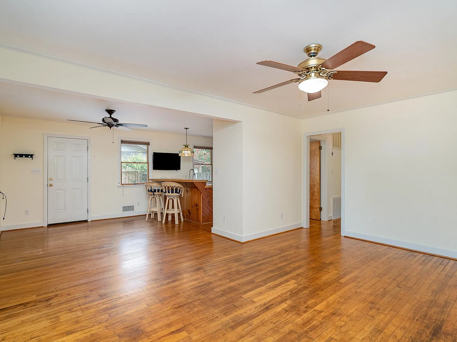 2 bed, 1.5 bath, 1100 sqft, $2,050 — Photo 4
