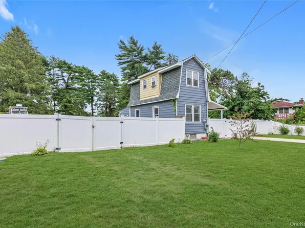 15 Saint Johns Place, West Babylon, NY 11704