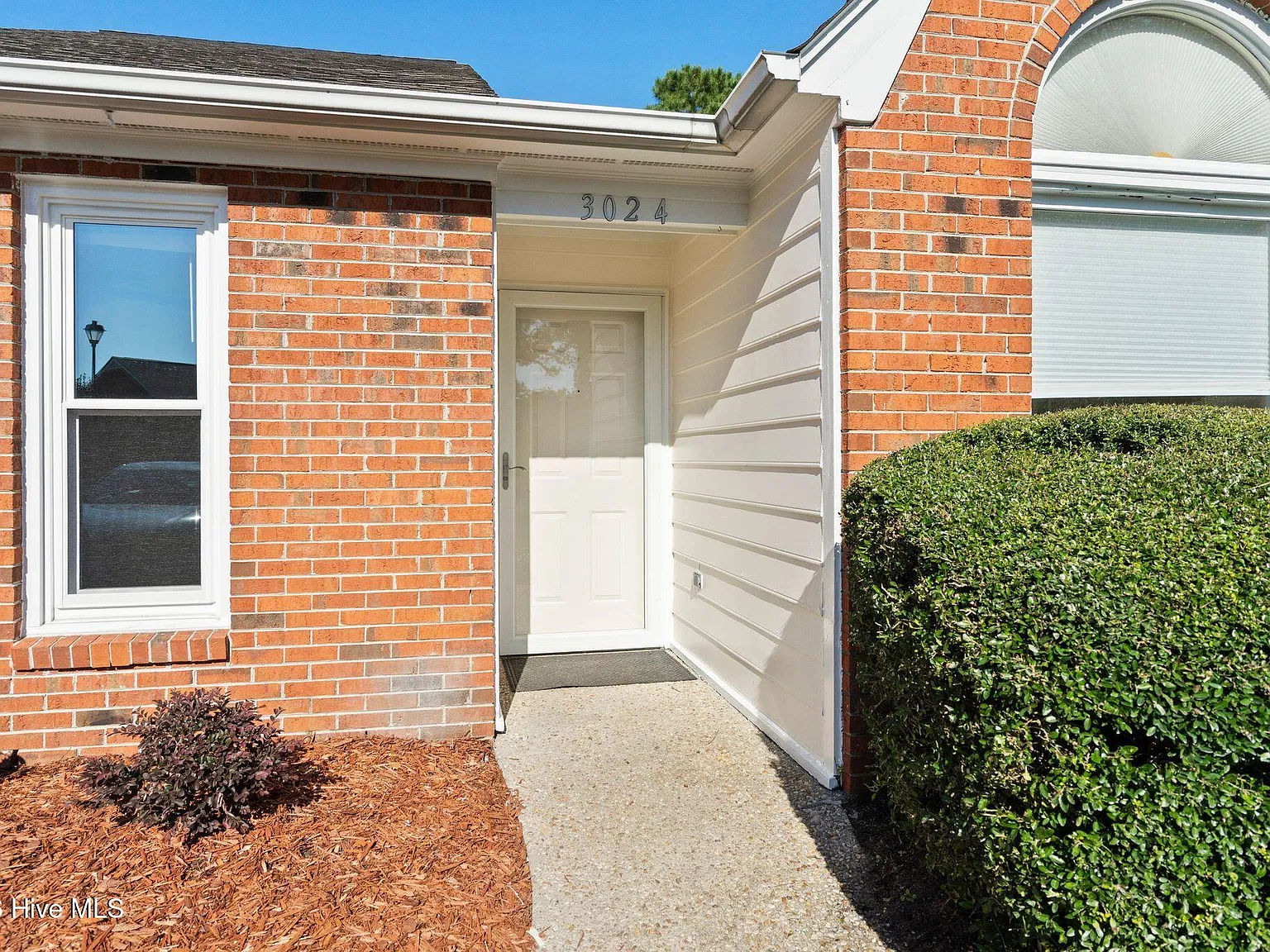 2 bed, 2.0 bath, 1200 sqft, $2,000 — Photo 2