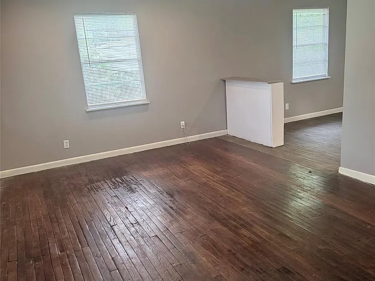 7915 Flintridge Dr — Photo 2