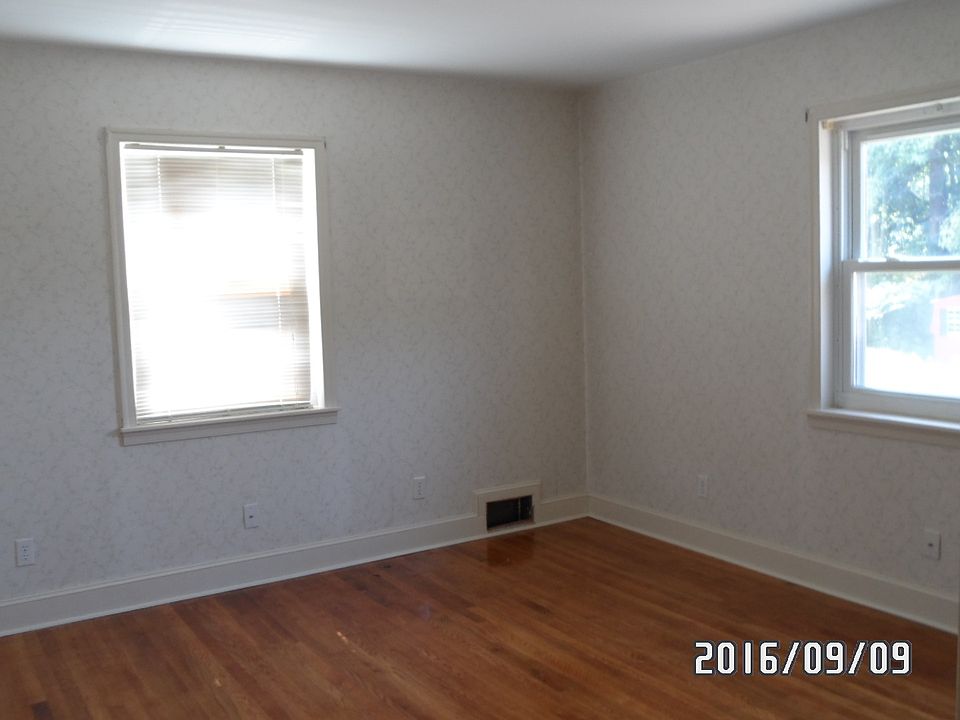 1 of 2 beds 1st floor