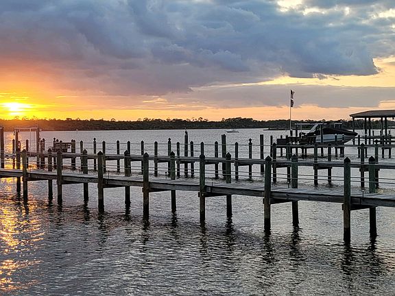 1/4 mile to the river to see the sunsets