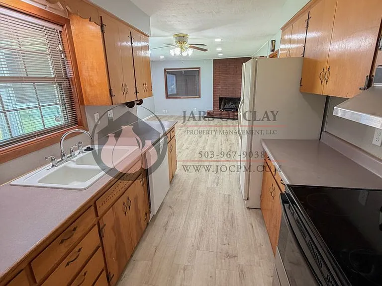 3231 Alberta Ave NE — Photo 3