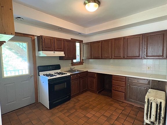 3rd image of 8 Maple Ave #3