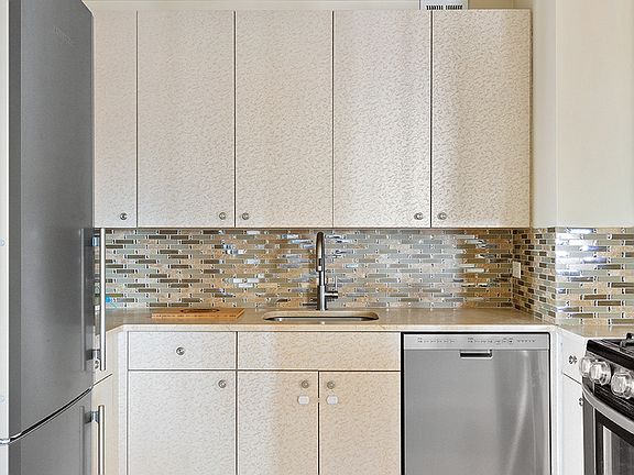 5th image of 200 E 61st St APT 36E