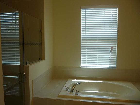5th image of 839 Montclaire Ct