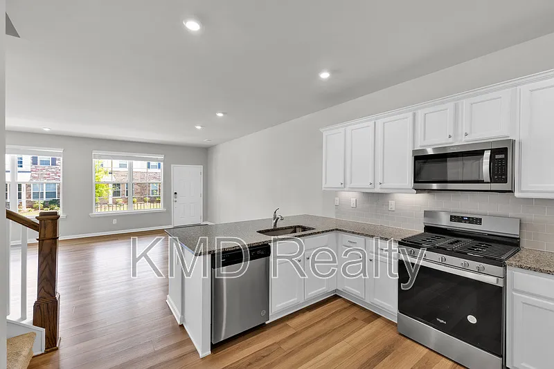 3 bed, 2.5 bath, $2,095 — Photo 2