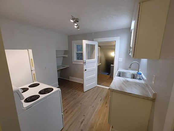 Kitchen : Door to stairway to exit