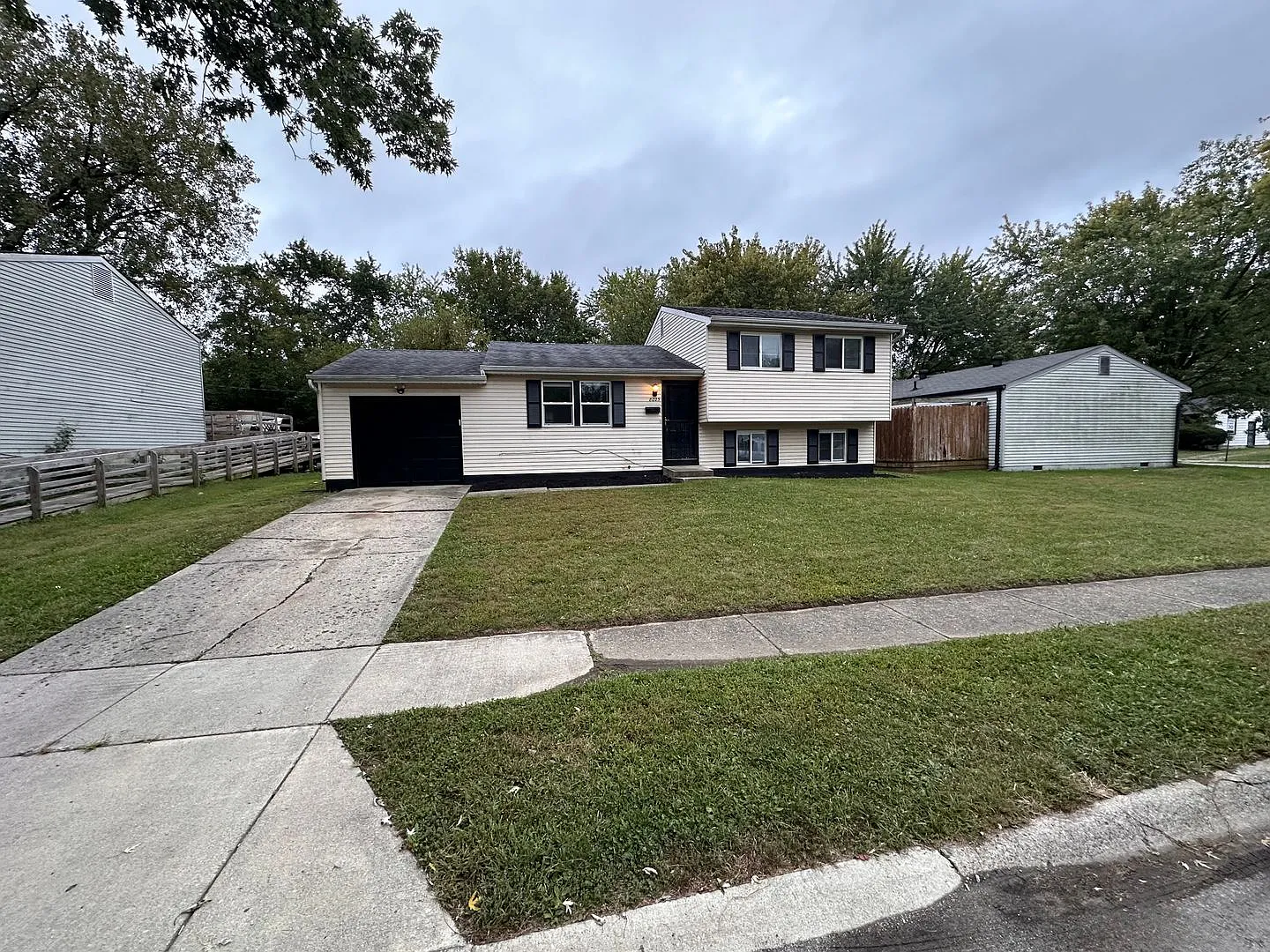 Tri-level, 4 bed 2 full bath located in Warren Township. — Photo 3
