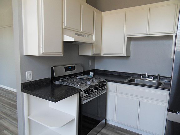 2nd image of 484 Lado De Loma Dr