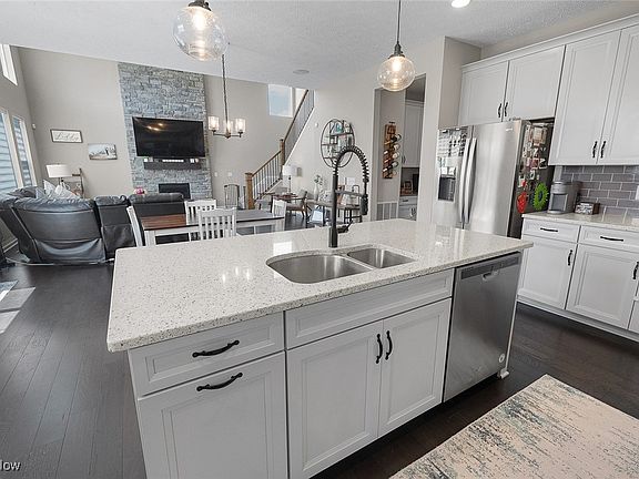 4th image of 8915 Leatherleaf Dr