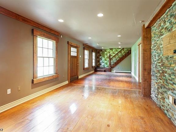 4th image of 92 Broad St