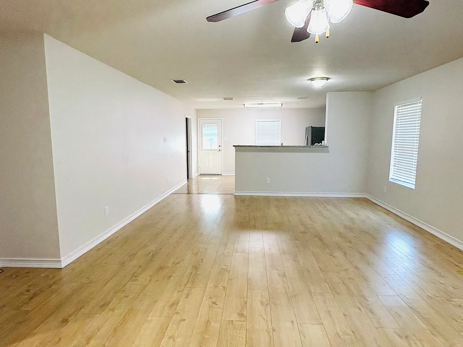 3 bed, 1537 sqft, $2,100 — Photo 2